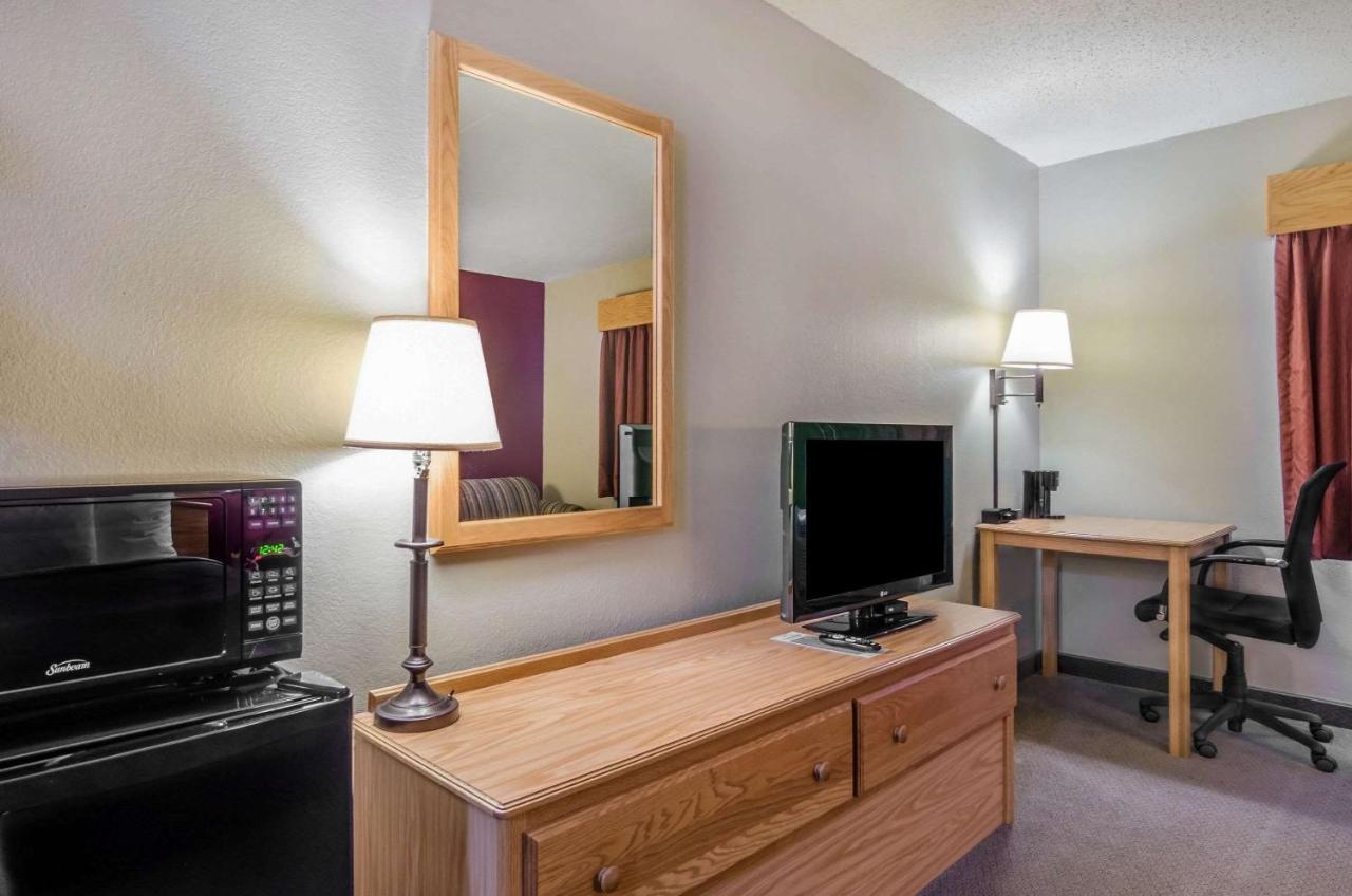 Rodeway Inn Hesston Εξωτερικό φωτογραφία