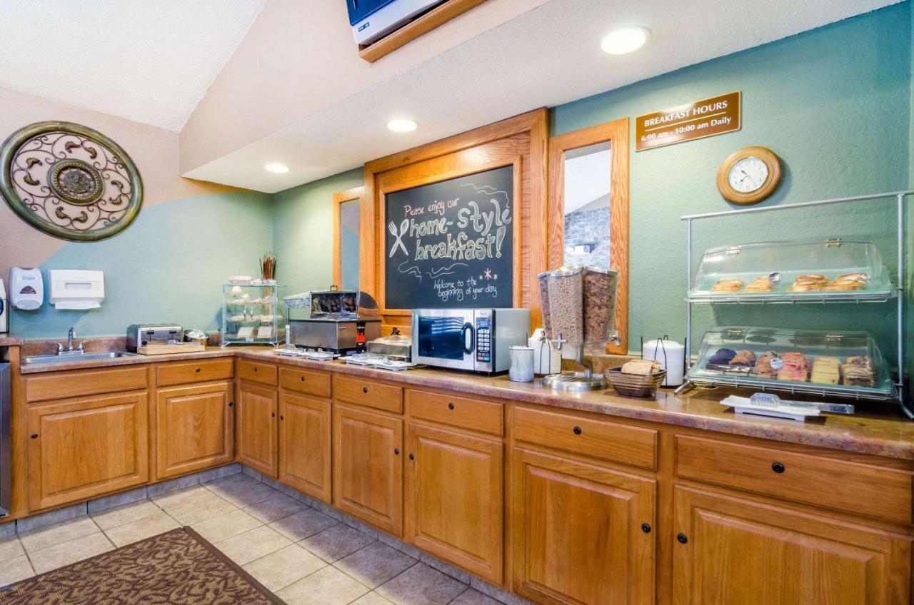 Rodeway Inn Hesston Εξωτερικό φωτογραφία